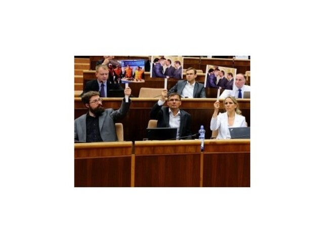 Poslanci sa hádali o Váhostave, pred parlamentom protestovali živnostníci